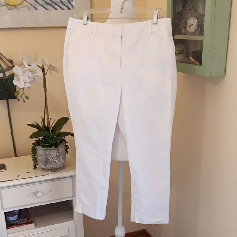Chico's So-Slimming White Cropped Pants. Coastal. Beachy